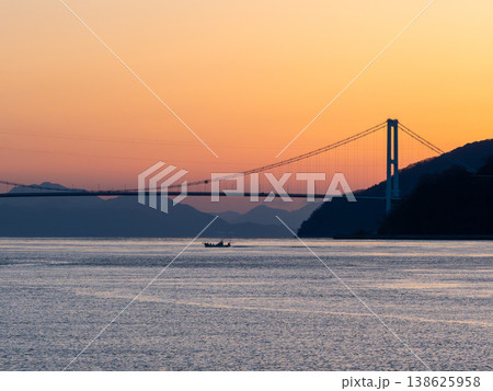 日の出前の安芸灘大橋 138625958
