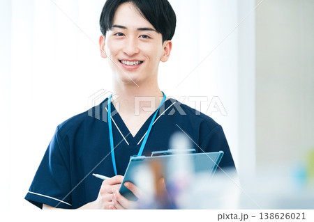 若い男性医療従事者 138626021