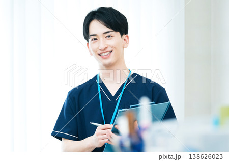 若い男性医療従事者 138626023