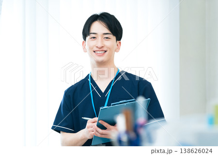 若い男性医療従事者 138626024
