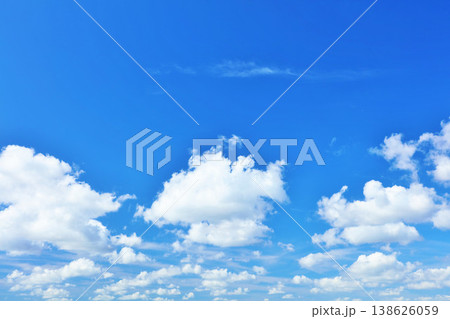 夏の青空と雲 138626059