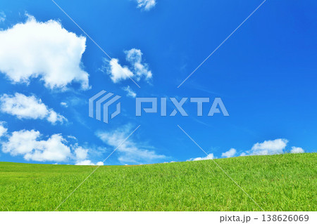 爽やかな夏の青空と新緑の草原風景 爽やかな夏の青空と新緑の草原風景 138626069