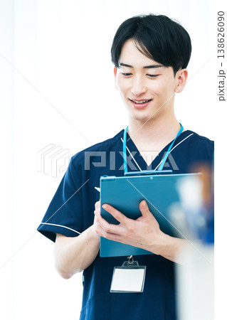 若い男性医療従事者 138626090