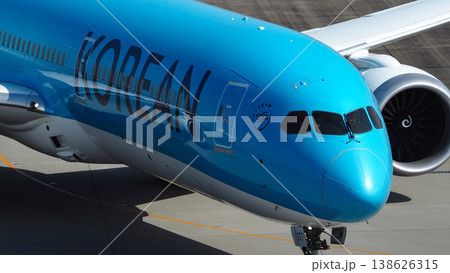 大韓航空の飛行機 前部分アップ 138626315