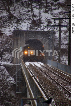 雪舞う冬の奥鬼怒路を行く… 川治湯元駅にて『6050系』 雪舞う冬の奥鬼怒路を行く… 川治湯元駅にて『6050系』 138626344