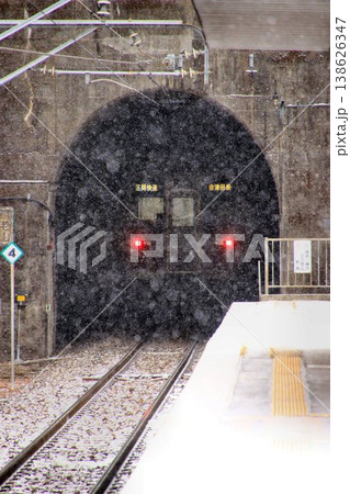 雪舞う冬の奥鬼怒路を行く… 川治湯元駅にて『6050系』 雪舞う冬の奥鬼怒路を行く… 川治湯元駅にて『6050系』 138626347