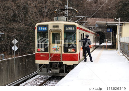 雪舞う冬の奥鬼怒路を行く… 川治湯元駅にて『6050系』 138626349