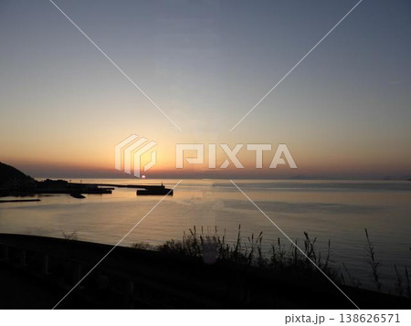 瀬戸内海に沈む夕日 138626571
