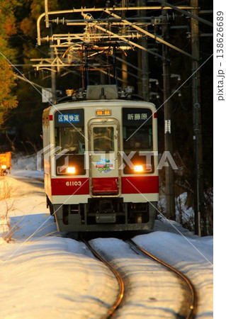まだ雪残る晩冬の温泉駅『中三依温泉』駅にて… 6050系 電車 138626689