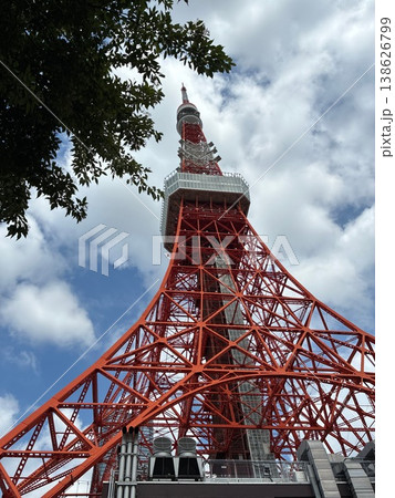 真下から見る東京タワー 138626799