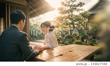 伝統的な日本家屋の縁側で見つめ合う新郎新婦（コピースペース） 138627388
