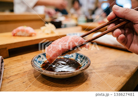 大トロを食べる 138627481