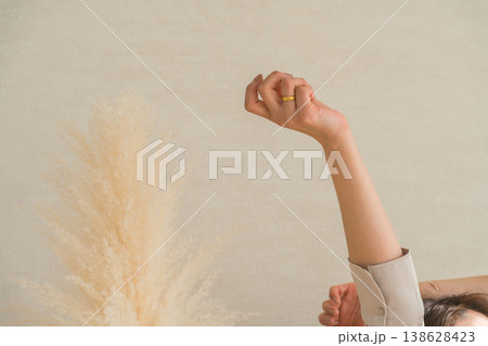 窓辺でストレッチをする女性の手元 窓辺でストレッチをする女性の手元 138628423