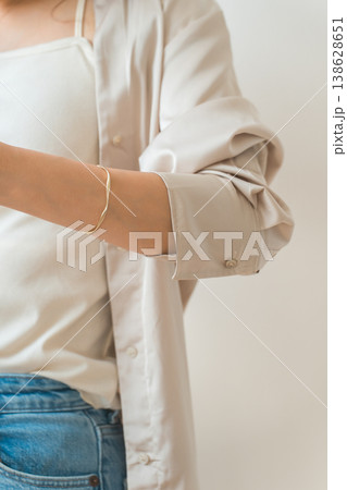 ブレスレットをつける女性モデルの上半身 ブレスレットをつける女性モデルの上半身 138628651