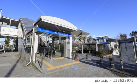 ゆりかもめ東京ビッグサイト駅、2A出口で背景に東京ビッグサイトの建物が見える ゆりかもめ東京ビッグサイト駅、2A出口で背景に東京ビッグサイトの建物が見える 138628973