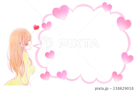 笑顔の女性　恋愛　雲形のセリフ吹き出し　横長　ハート 138629018
