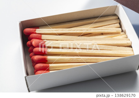 マッチ箱の赤いマッチ 138629170
