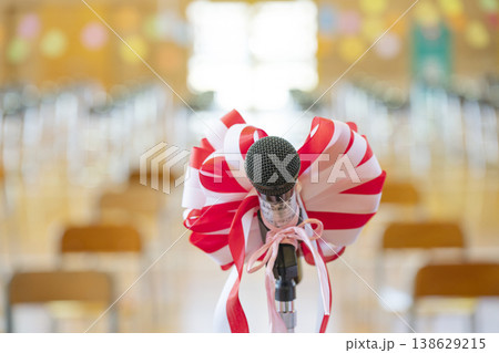 祝辞を述べるマイク 138629215