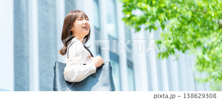 オフィス街を歩く女性・ビジネスウーマン(LP・バナー向け) オフィス街を歩く女性・ビジネスウーマン(LP・バナー向け) 138629308