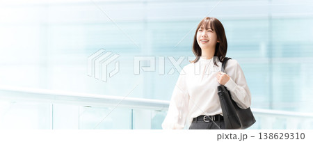 オフィス街を歩く女性・ビジネスウーマン（LP・バナー向け） 138629310