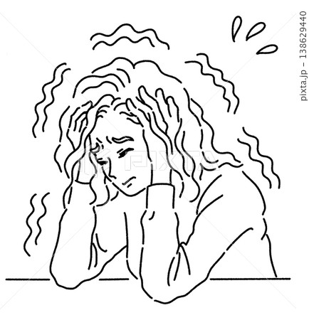 頭を抱えて震えている女性 138629440