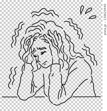 頭を抱えて震えている女性 138629440