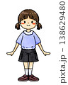 紫のチュニックを着たおすましして立っている小学生の女の子 138629480