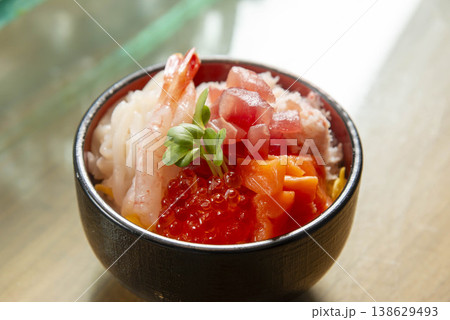 甘エビ・いくら・マグロ・サーモンの海鮮丼 黒い丼ぶりに盛られた豪華な日本食 甘エビ・いくら・マグロ・サーモンの海鮮丼 黒い丼ぶりに盛られた豪華な日本食 138629493