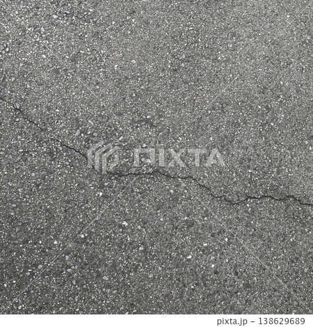 ひび割れが斜めに入った灰色のアスファルトの正方形の背景画像1 ひび割れが斜めに入った灰色のアスファルトの正方形の背景画像1 138629689