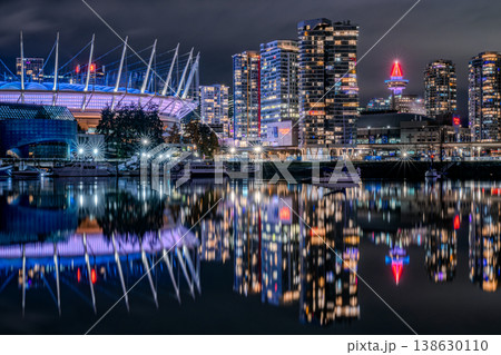 カナダバンクーバーダウンタウンの海と夜景 138630110