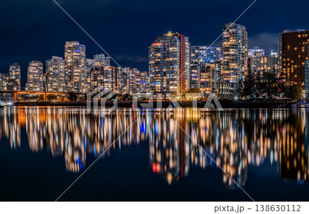 カナダバンクーバーダウンタウンの海と夜景 138630112