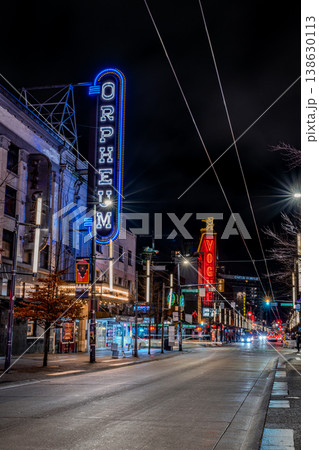 カナダバンクーバーのネオン街 138630113