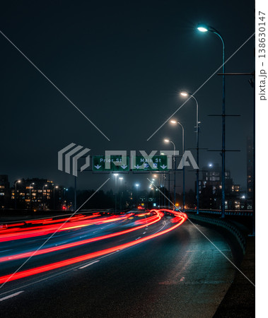 カナダバンクーバーの夜の高架道路を走る車 138630147