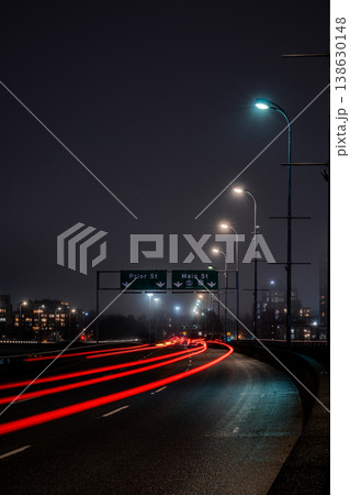 カナダバンクーバーの夜の高架道路を走る車 カナダバンクーバーの夜の高架道路を走る車 138630148