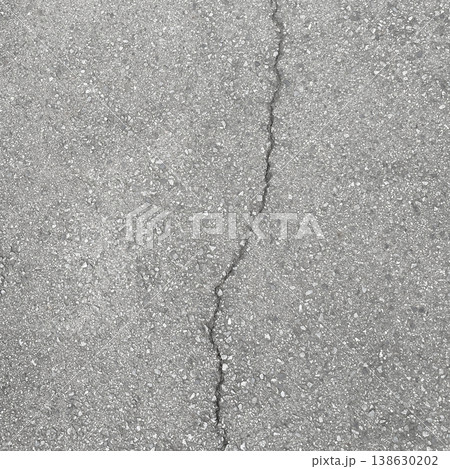 ひび割れが斜めに入った暗い白灰色のアスファルトの正方形の背景画像3 ひび割れが斜めに入った暗い白灰色のアスファルトの正方形の背景画像3 138630202