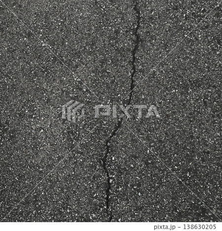 ひび割れが斜めに入った暗い灰色のアスファルトの正方形の背景画像3 138630205