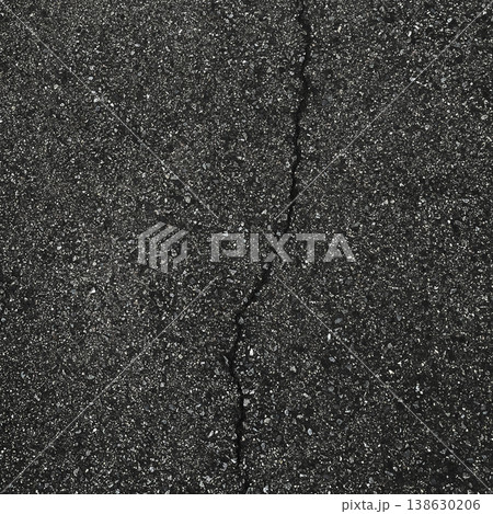 ひび割れが斜めに入った黒灰色のアスファルトの正方形の背景画像3 ひび割れが斜めに入った黒灰色のアスファルトの正方形の背景画像3 138630206