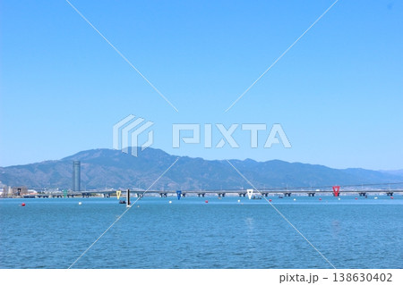春の近江大橋と琵琶湖と比叡山 春の近江大橋と琵琶湖と比叡山 138630402