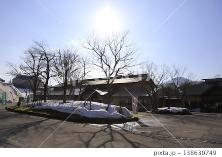 雪の残る春の里山 道の駅じょんのびの里 高柳 雪の残る春の里山 道の駅じょんのびの里 高柳 138630749