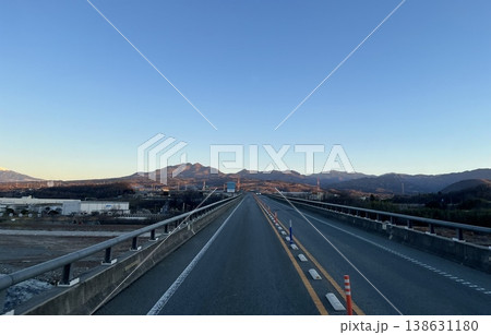 日本の高速道路と山並みの朝風景（地方の交通インフラ） 138631180