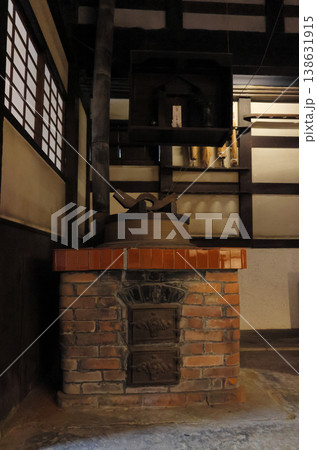 倉敷美観地区、大原本邸の台所の土間の竈と羽釜 倉敷美観地区、大原本邸の台所の土間の竈と羽釜 138631915