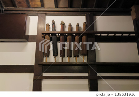 倉敷美観地区、大原本邸の台所の土間に設けられた番傘台 138631916