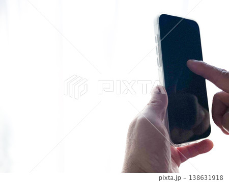 スマホを持つ男性の手元 スマホを持つ男性の手元 138631918