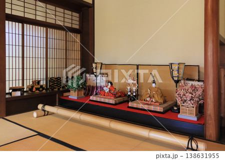 倉敷美観地区、大原本邸離れ座敷床の間の雛飾り 138631955