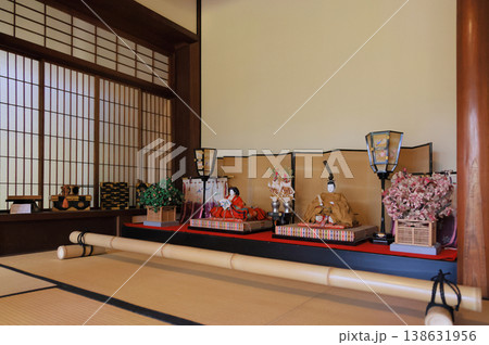 倉敷美観地区、大原本邸離れ座敷床の間の雛飾り 138631956
