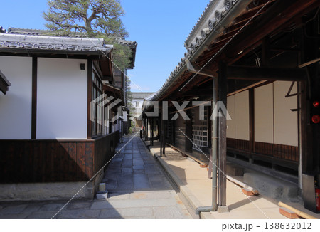 倉敷美観地区、大原本邸の土間を抜けての突き当たりから左手奥方向を見る。右が中倉と内中倉。 倉敷美観地区、大原本邸の土間を抜けての突き当たりから左手奥方向を見る。右が中倉と内中倉。 138632012