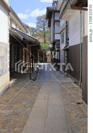 倉敷美観地区、大原本邸の内中倉前から入口方向を見る。左が中倉、有隣荘の屋根も見える。 138632016