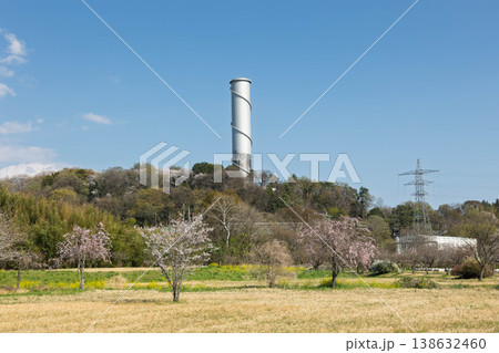 桜とサージタンク　利根川河川敷公園より見る佐久発電所 138632460