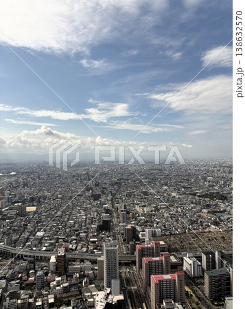高層ビルから見下ろす大阪市街のパノラマ 高層ビルから見下ろす大阪市街のパノラマ 138632570