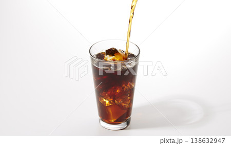 白いバックのアイスコーヒーのイメージ 白いバックのアイスコーヒーのイメージ 138632947